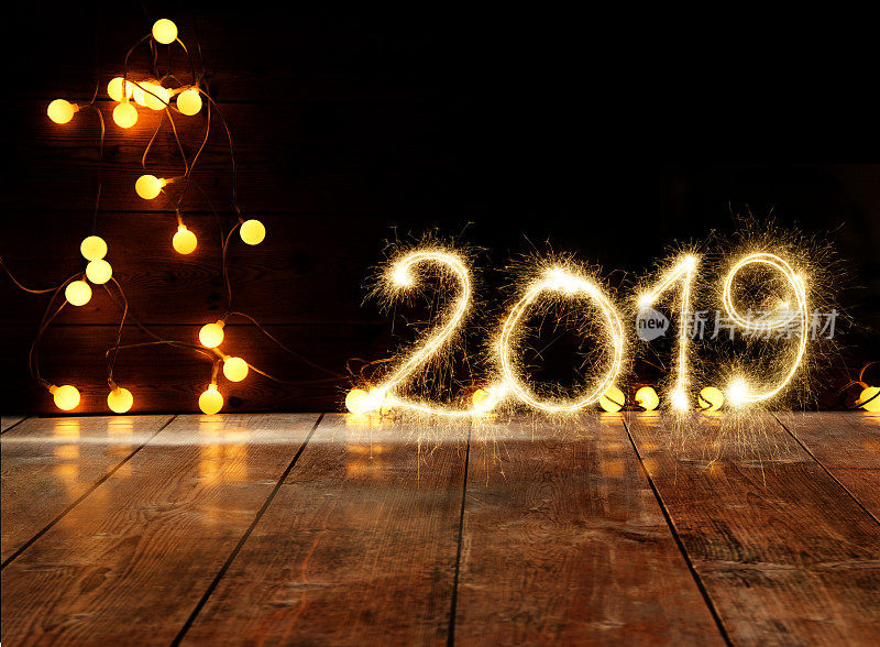 Sparkler New Year 2019 With defoculights On木地板新年快乐